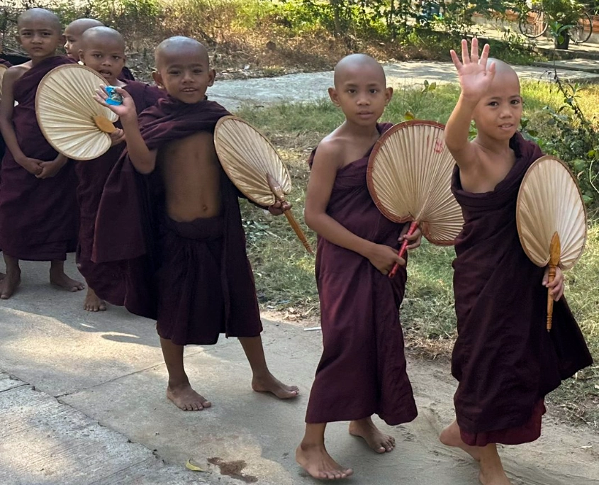 Die kleinen Mönche in Myanmar haben nur einen Fächer, der sie vor der Hitze schützt