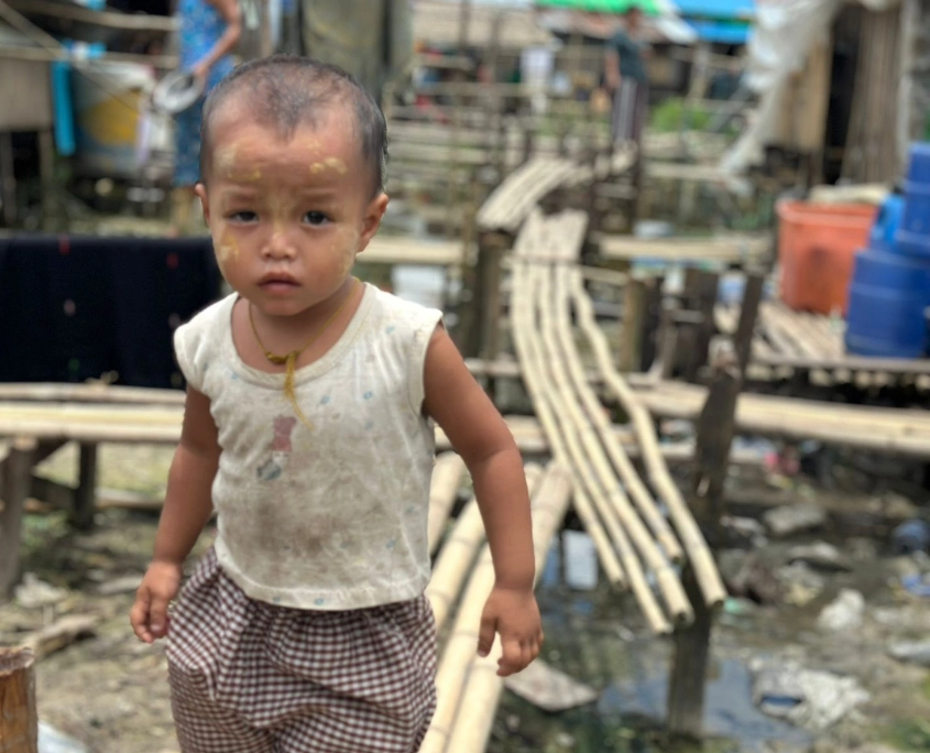 Straßenkinder in Myanmar haben keine Möglichkerit der Hitze zu entkommen