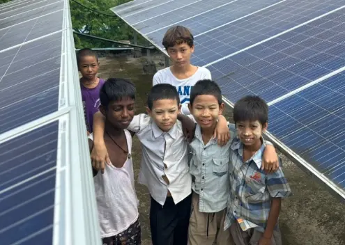 Kinder bei den Solarpanel System Myanmar
