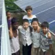 Kinder bei den Solarpanel System Myanmar