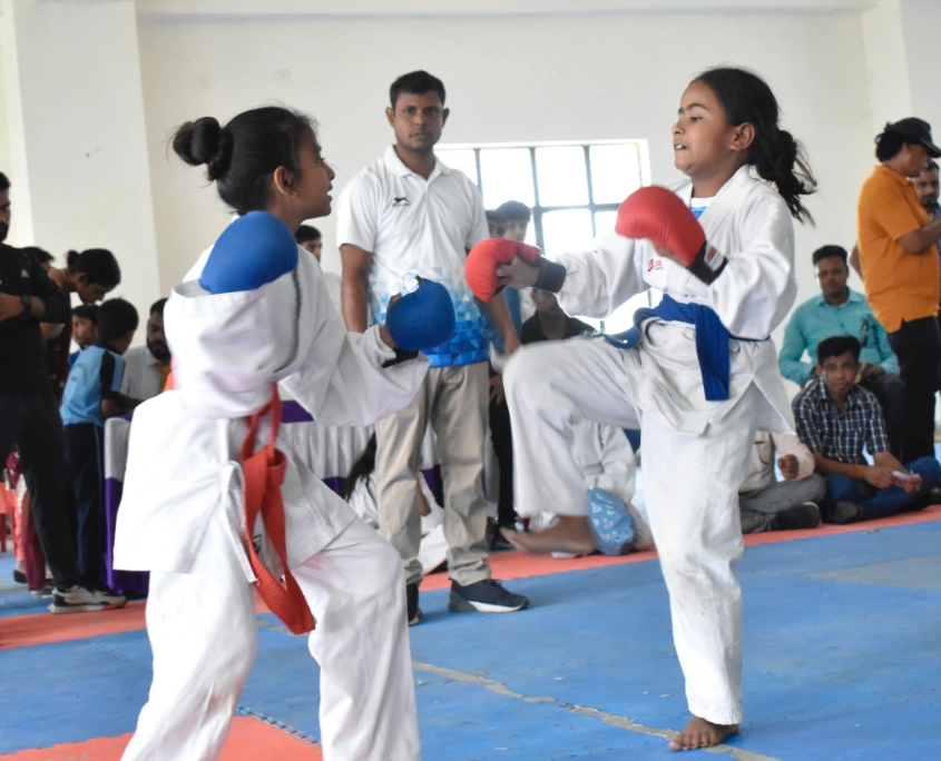 Indische Schülerinnen im Karate-Wettbewerb