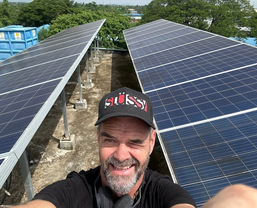 Jochen vor den Solarpanelen