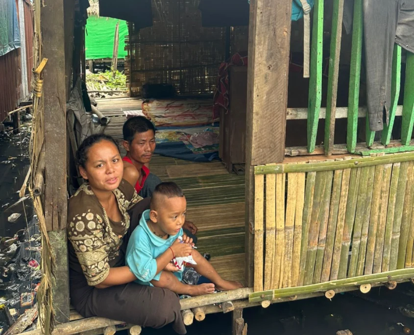 Eine Familie in den Slums von Myanmar