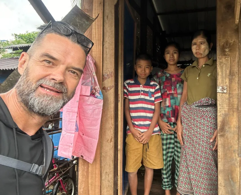 Jochen im Slum von Yangon