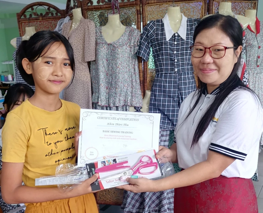 Stolze Teilnehmerin des Schneidereikurses in Myanmar