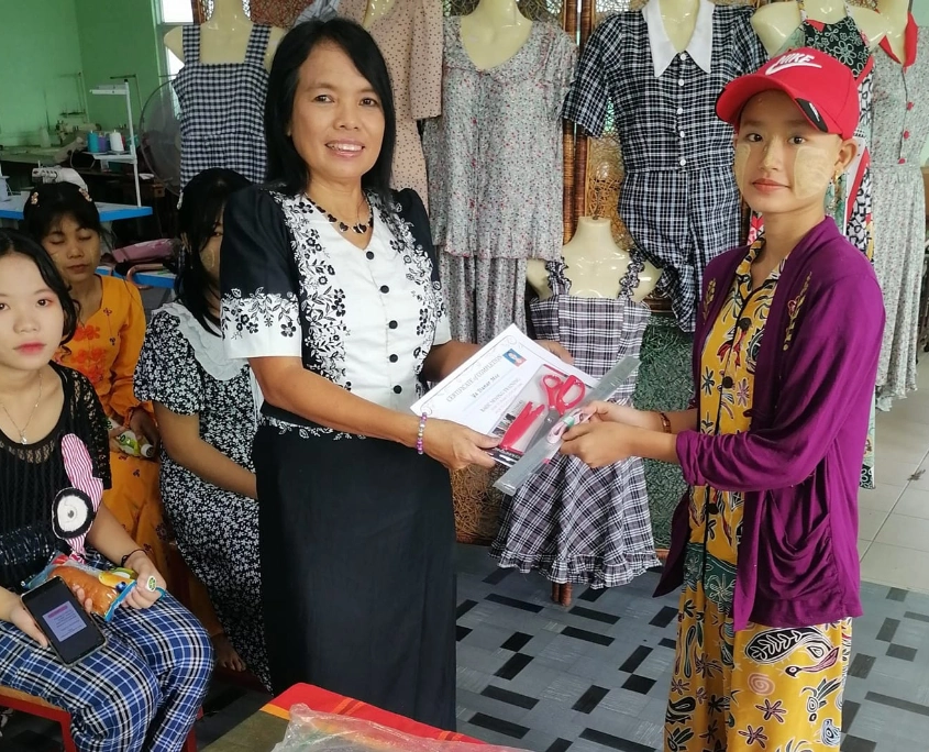 SanSan aus Myanmar überreicht Zertifikate der Schneidereiausbildung