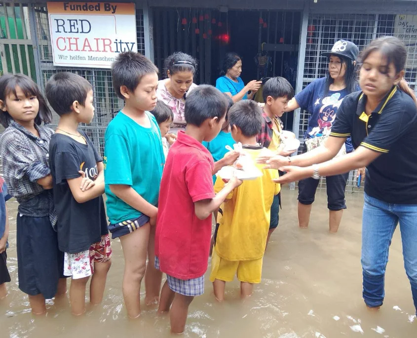 Lebensmittelverteilung in den Slums von Yangon