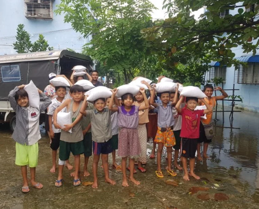 Die Kinder der Slums freuen sich über die Hilfslieferung