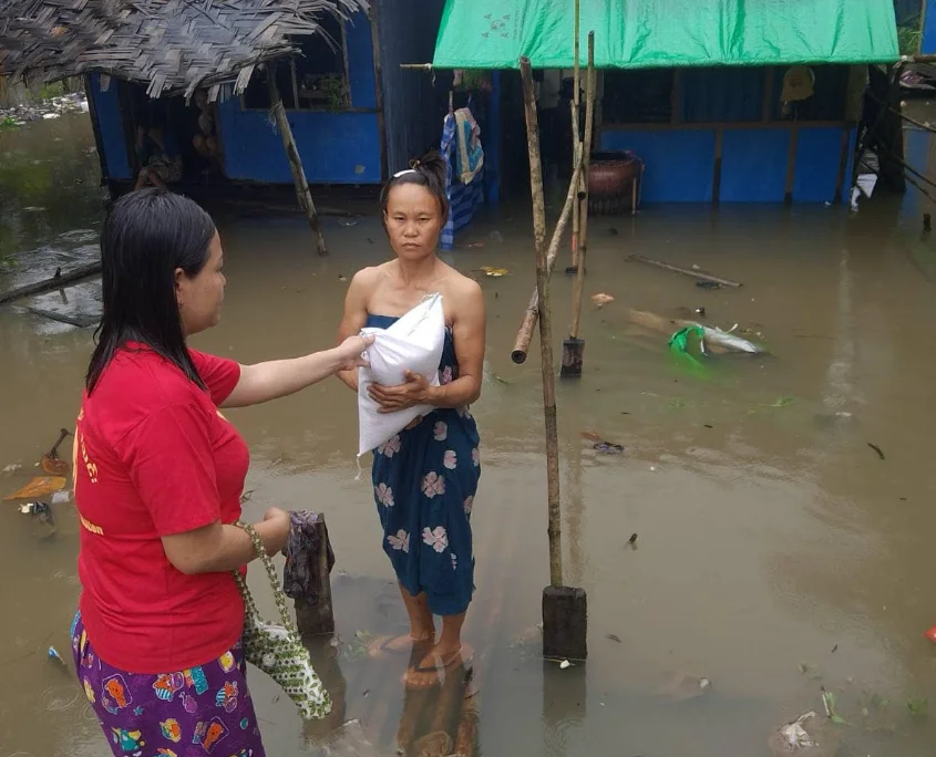 Nothilfe in den überfluteten Slums von Yangon