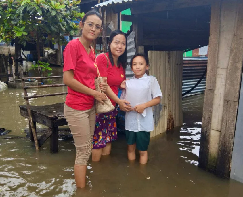 Überflutung der Hütten im Slum von Yangon