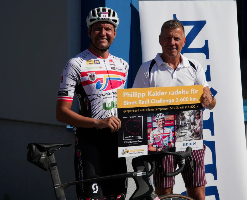 Philipp Kaider und Michael Braun bei der Scheckübergabe für Bines Radl-Challenge