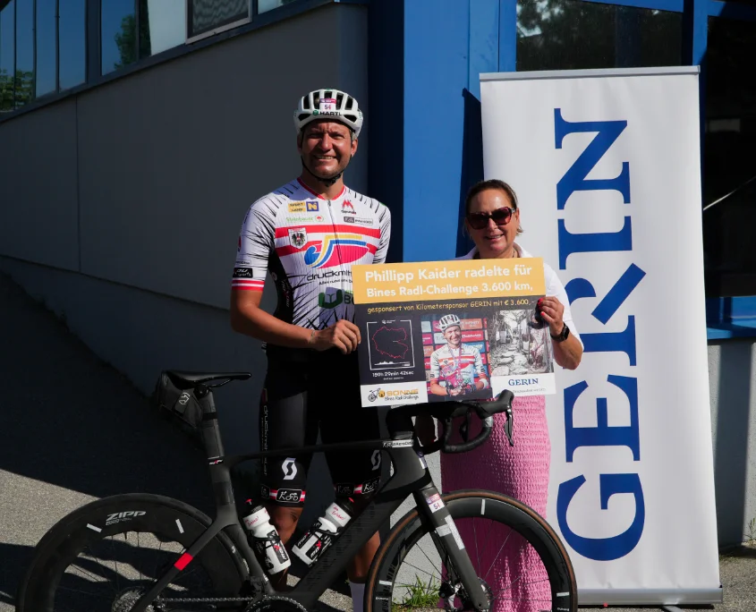 Philipp Kaider bei der Scheckübergabe für Bines Radl-Challenge