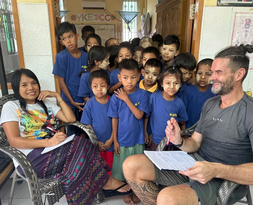 Jochen und SanSan im Gespräch mit den Kindern