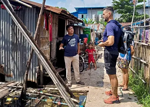 Jochen in den Slums von Yangon