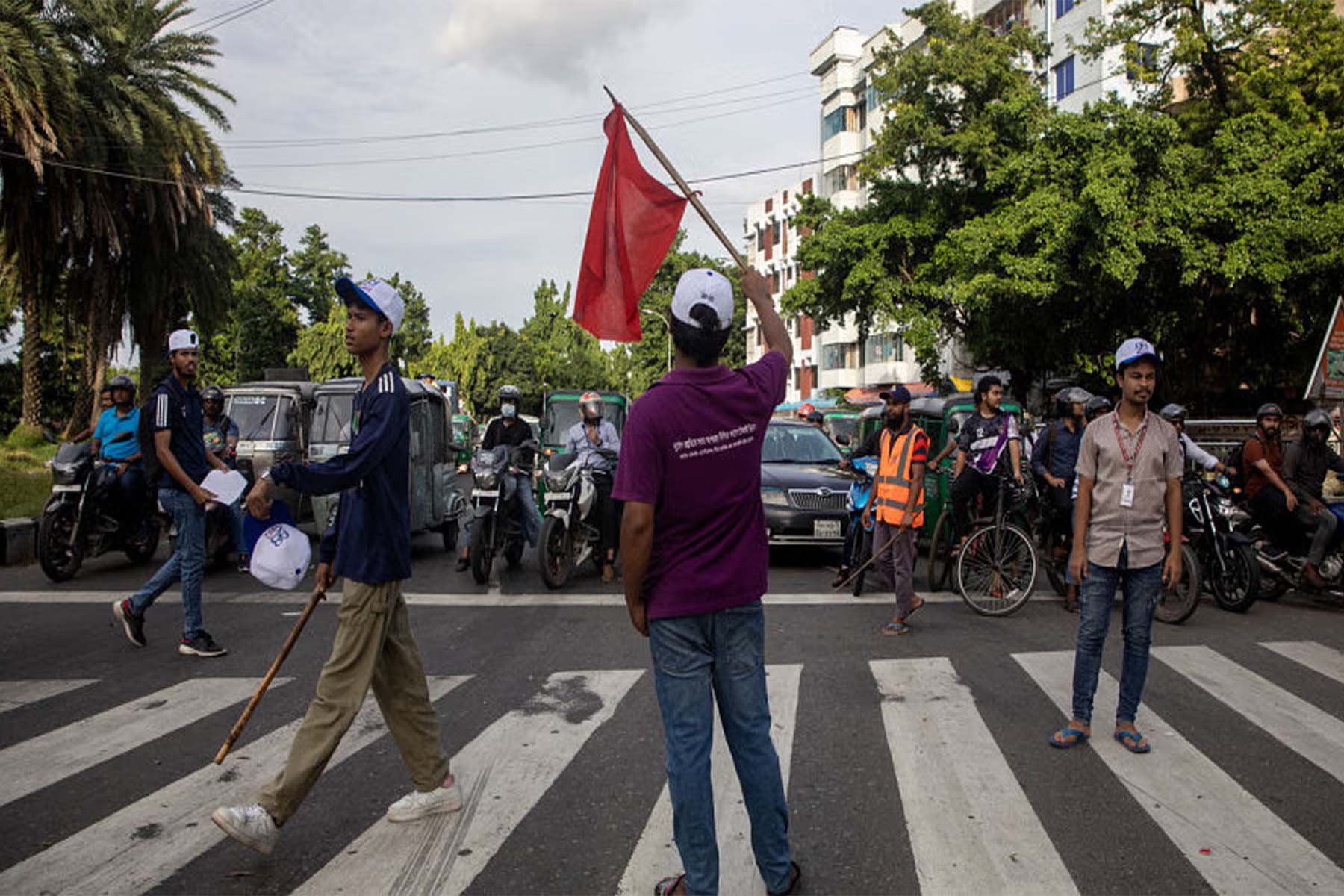 Studenten regeln den Verkehr in Dhaka