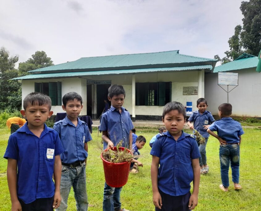 Die SONNE-Kids beim Reinigen des Schulhofs