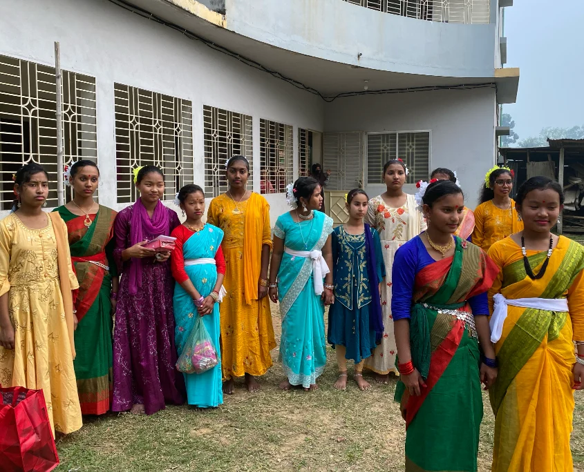 Die Mädchen vor dem SONNE-Hostel in Bangladesch