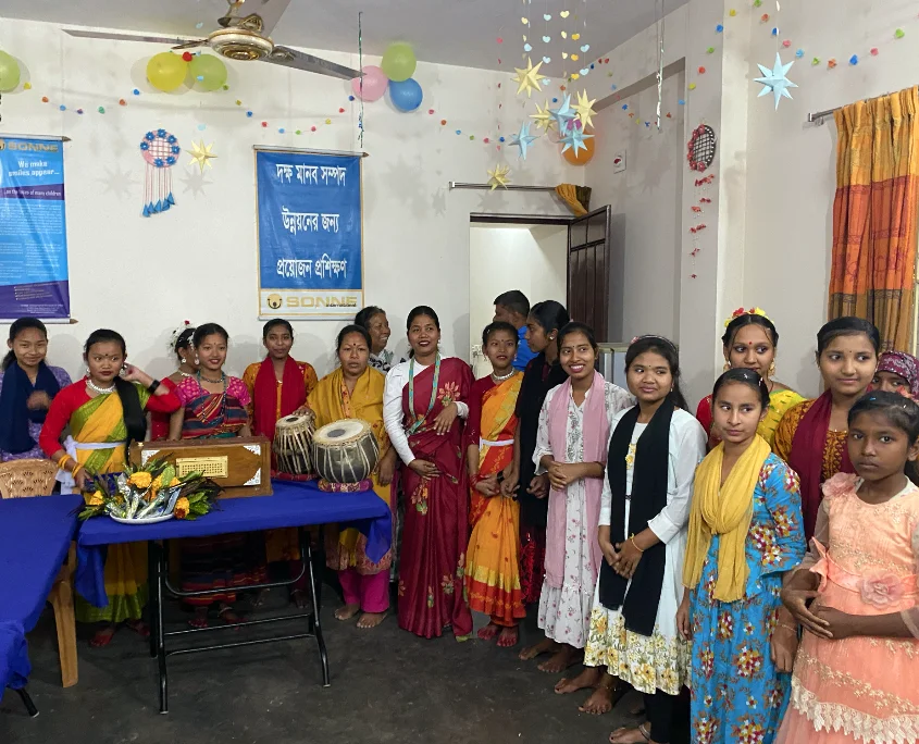 Kinder im SONNE-Hostel in Bangladesch begrüßen die Gäste