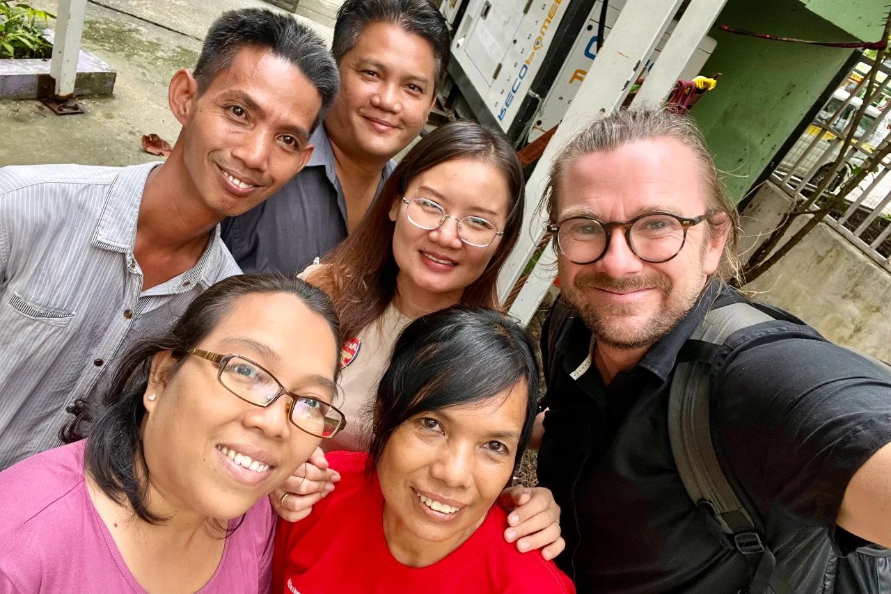 Armin und das Team von SONNE in Myanmar