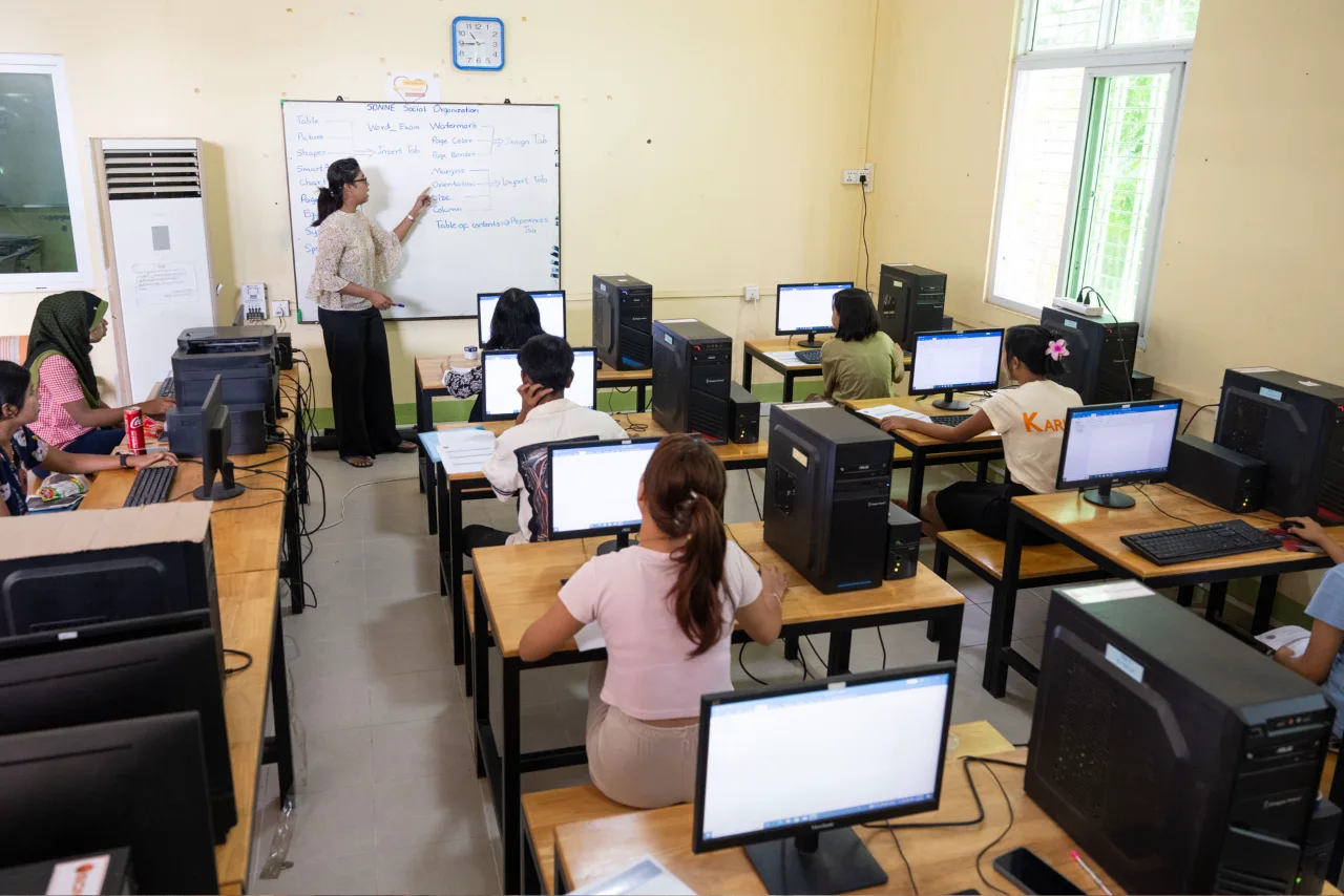 Chancen durch Bildung: Computerkur im DCC-Projekt in Yangon, Myanmar