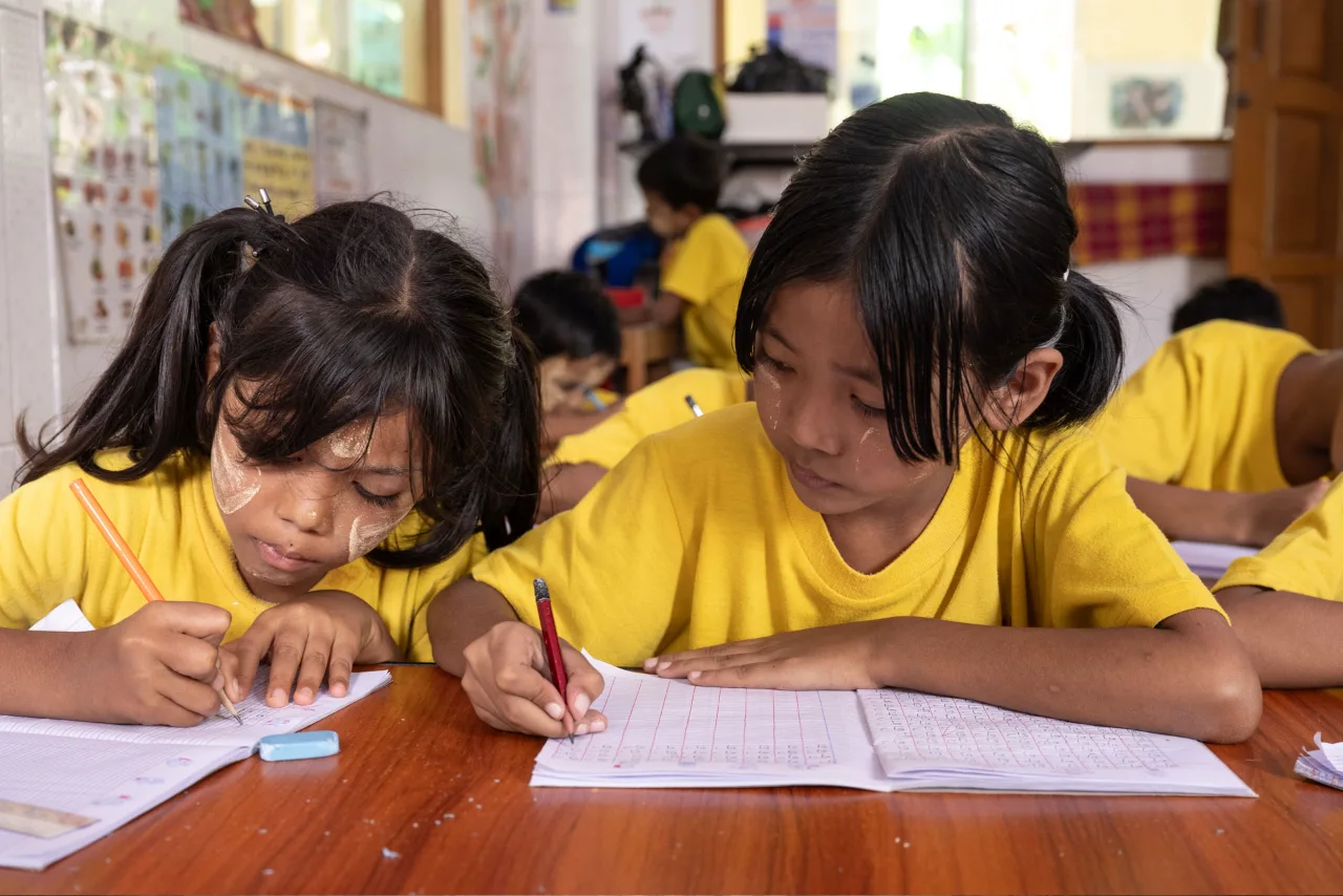 Kinder lernen im DCC von Yangon, Myanmar