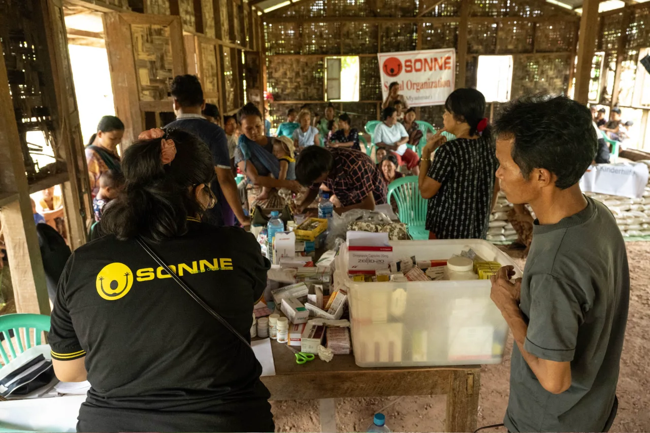 Medikamentenausgabe an bedürftige Familien in Yangon