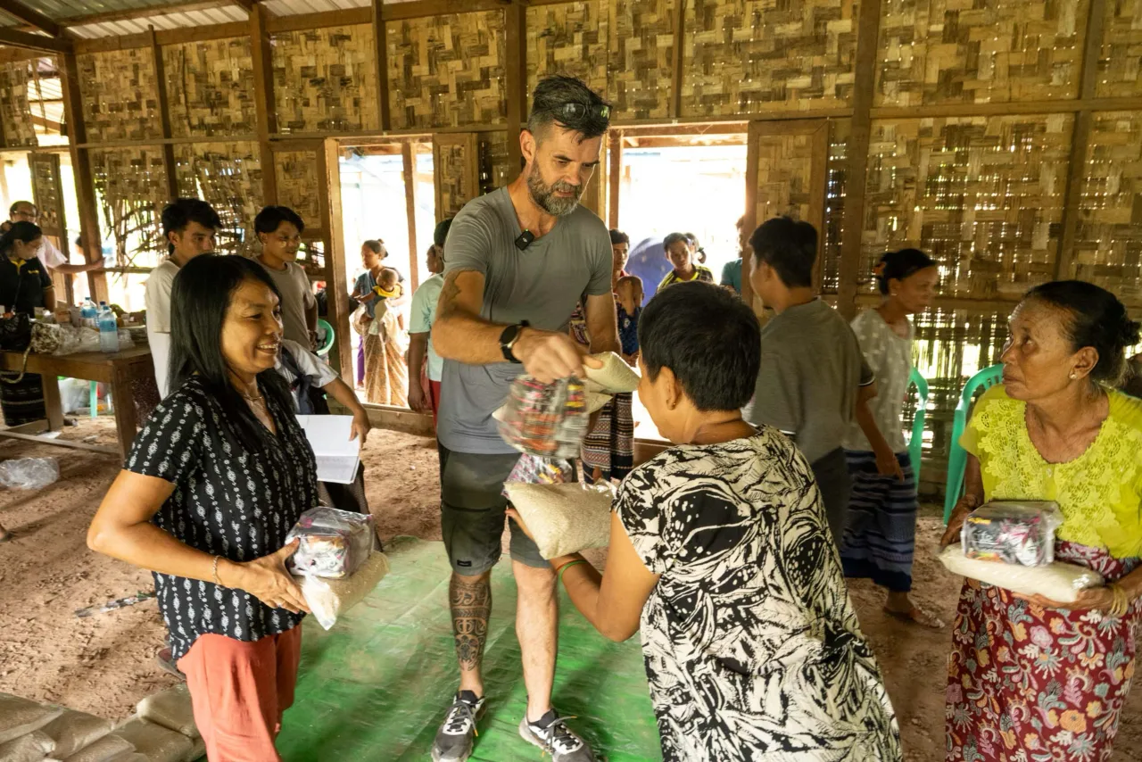 Verteilung von Nahrungsmitteln durch Jochen von SONNE International in Myanmar