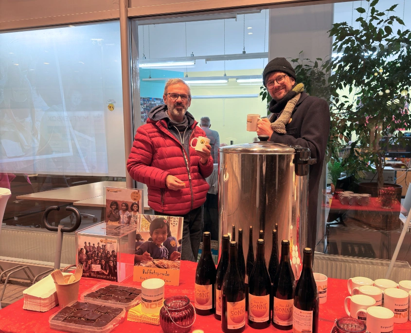 Armin und Wolfgang testen den SONNE-Glühwein