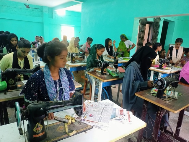 Frauen bei der Schneidereiausbildung in Indien