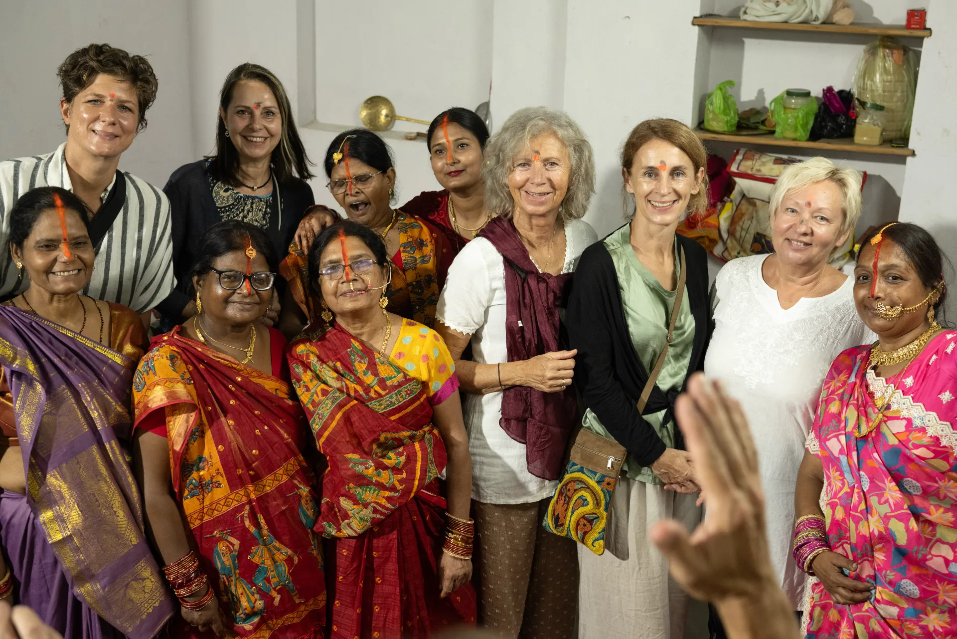 Gabi mit den Frauen der Reisegruppe in Indien