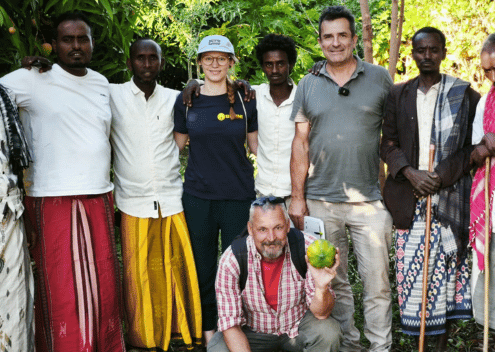 Ein Gruppenbild bestehend aus den Teammitgliedern aus Österreich und der APDA sowie den Bewohnern des Dorfes