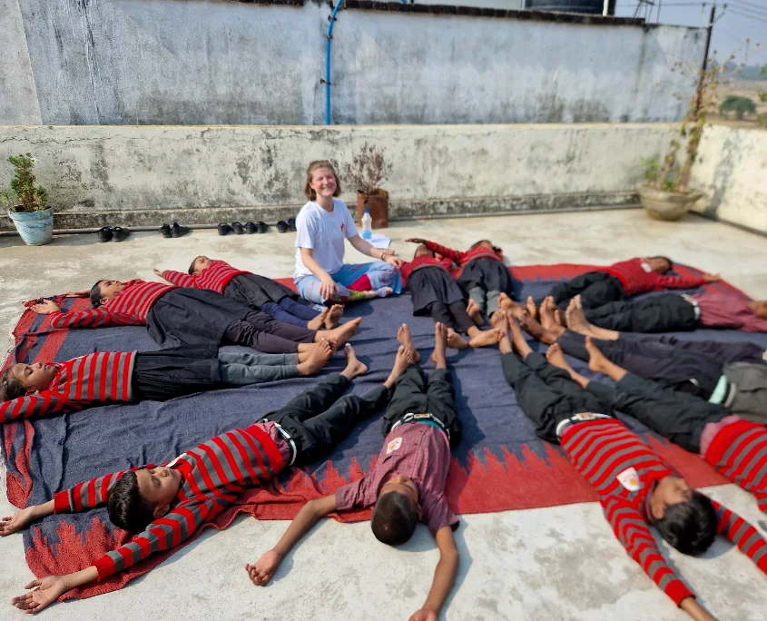 Nina und die SONNE-SChüler:innen beim Yoga